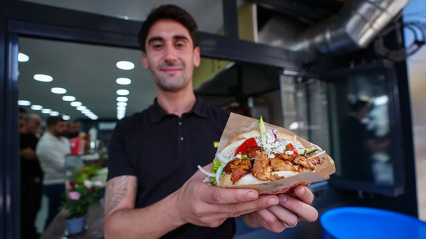 Şampiyonlar Ligi'nde forma giyen eski Beşiktaşlı Orkan Çınar, Bursa'da dönerci oldu - Resim: 0