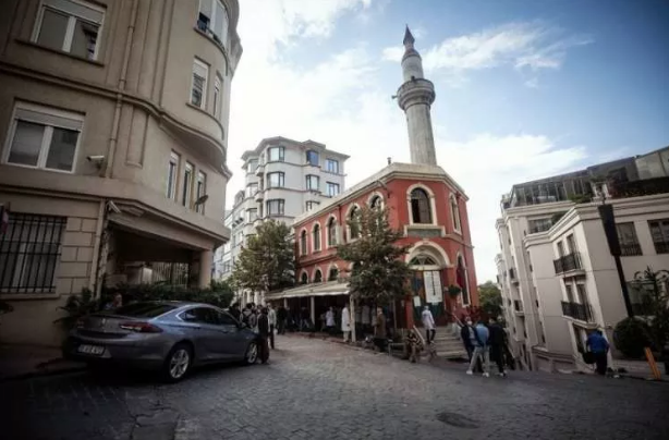 Taksim'de Selime Hatun Camii'nin imamı caminin kapılarını kimsesizlere açtı - Resim: 3