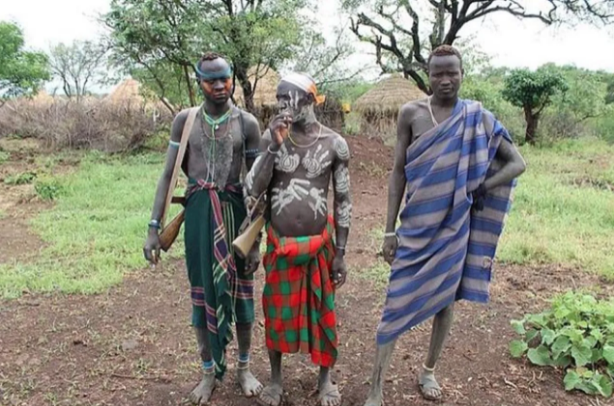 Gelenek değil resmen sapkınlık! Ergenlik çağındaki kızları sırtlanla ilişkiye zorluyorlar - Resim: 3