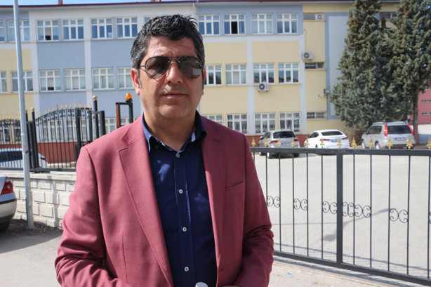 Tokat'ta muhtar Corona virüse karşı gençleri uyardı kolonya hizmeti yaptı - Resim: 1