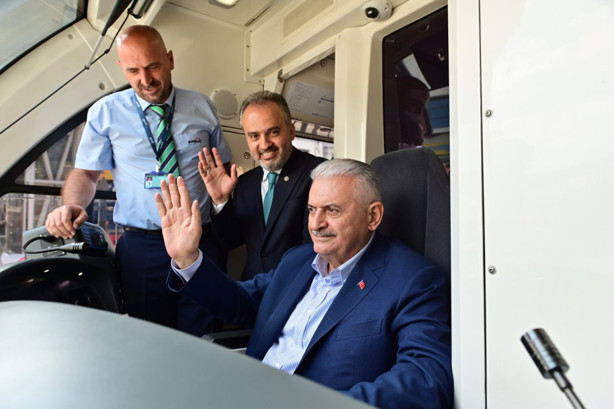 Binali Yıldırım: Bizim işimiz hizmet, gücümüz millettir - Resim: 0