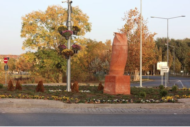 Baykuş diye yaptı penise benzedi! Bu heykel herkesin alay konusu - Resim: 4