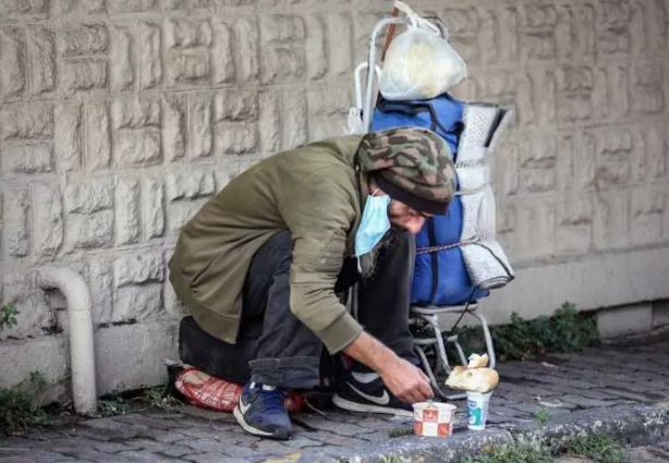 Taksim'de Selime Hatun Camii'nin imamı caminin kapılarını kimsesizlere açtı - Resim: 1