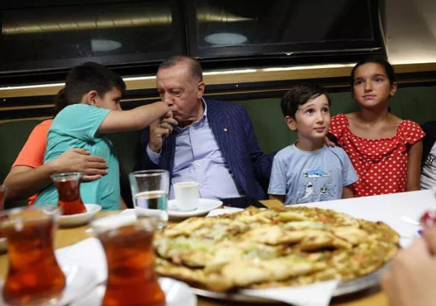 Cumhurbaşkanı Erdoğan'ın pastane ziyareti vatandaşları şaşırttı - Resim: 0