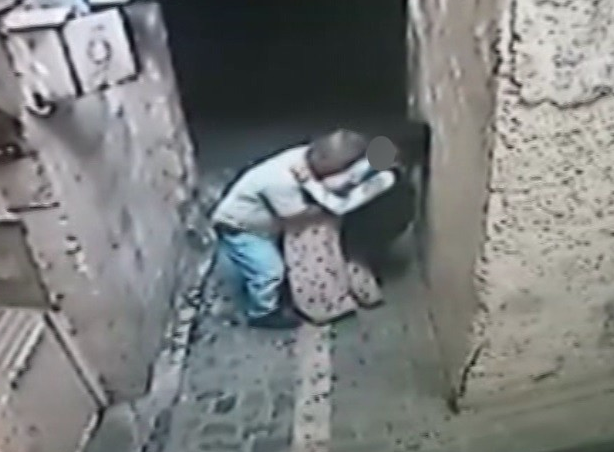 50 yaşındaki sapık kızı sokakta sıkıştırıp taciz etti şoke eden anlar kamerada - Resim: 4