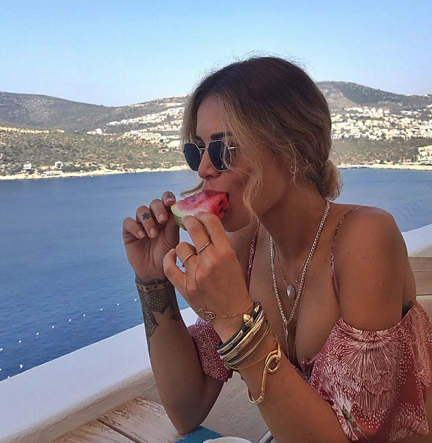 Eliz Sakuçoğlu kendisi paylaştı! Sevgilisiyle dudak dudağa - Resim: 1