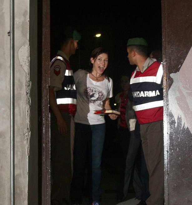 Deniz Seki'nin cezaevinden çıkış görüntüleri elinde ne vardı? - Resim: 3