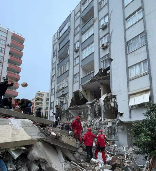 Kahramanmaraş'ta 7.7'lik deprem yıkıma neden oldu! Çöken binalardan görüntüler geldi - Resim: 4