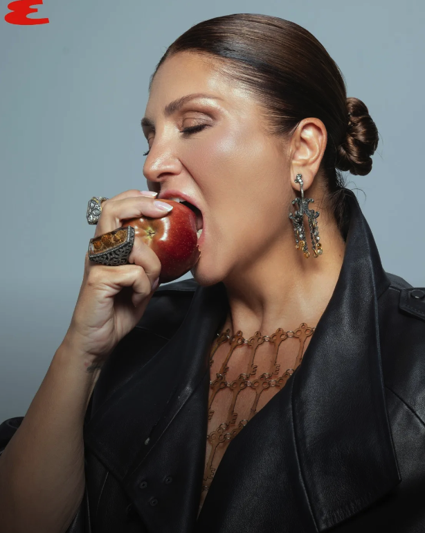 Taze babaanne Sibel Can'dan can alıcı pozlar! Gömleğinin düğmelerini açtı kameranın önüne geçti - Resim: 4