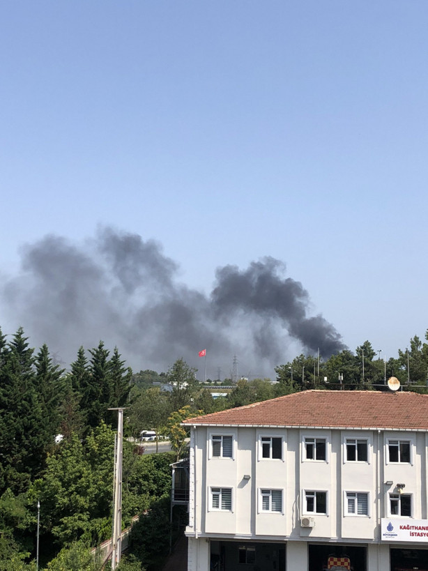 İstanbul Kağıthane'de korkutan yangın! Dumanlar kilometrelerce öteden görüldü! - Resim: 0