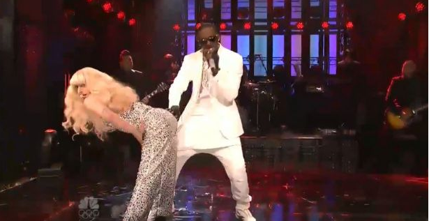 Lady Gaga canlı yayında sahnede sevişti - Resim: 3