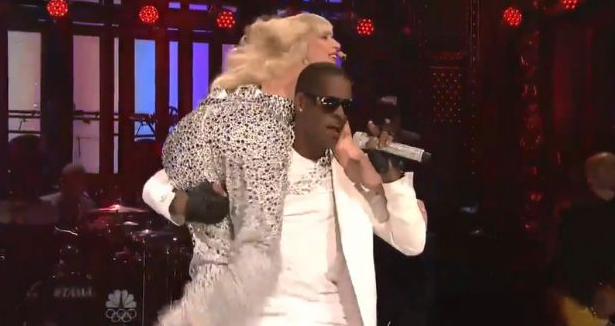 Lady Gaga canlı yayında sahnede sevişti - Resim: 1