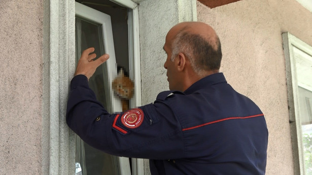 Sultangazi'de evde bıraktığı kedisi pencere arasına sıkıştı - Resim: 1