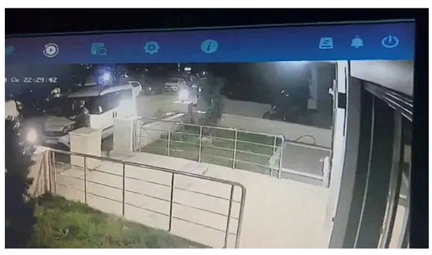Pendik Kaymakamlığı lojmanına silahlı saldırı! Faciayı polisin dikkati engelledi - Resim: 0