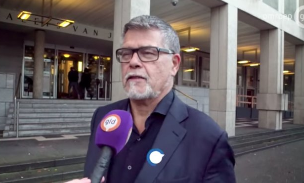 69 yaşındaki adam internetten daha çok kadınla tanışmak için bakın ne yaptı! - Resim: 2