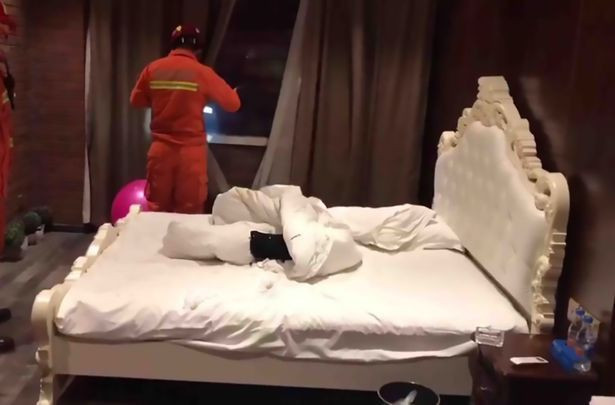 Yılanla tecavüz etti otel odasından cesedi çıktı  - Resim: 1