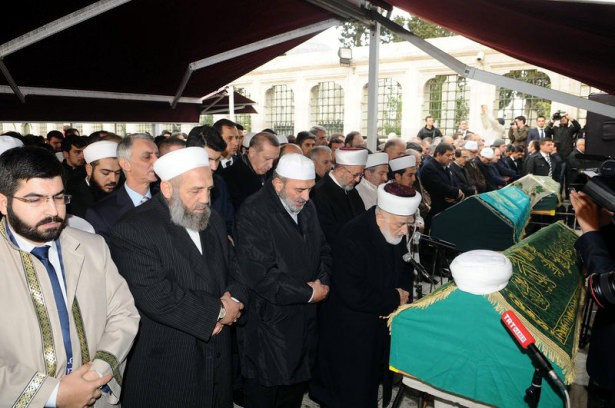 Cumhurbaşkanı Erdoğan,  Saraç hocanın elini öptü - Resim: 1