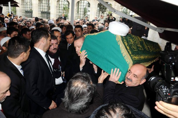 Cumhurbaşkanı Erdoğan,  Saraç hocanın elini öptü - Resim: 2