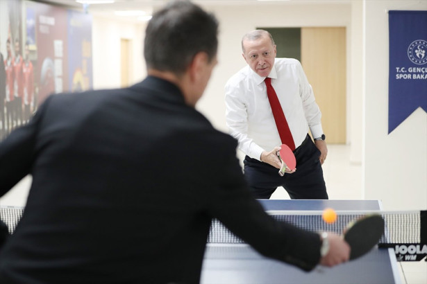 Cumhurbaşkanı Erdoğan, gençlerle masa tenisi oynadı - Resim: 0