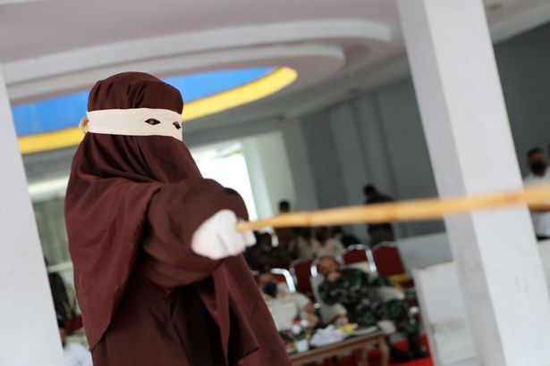 Evlilik dışı ilişki aşk yaşayan kadını kırbaçlayarak bayılttılar! - Resim: 2