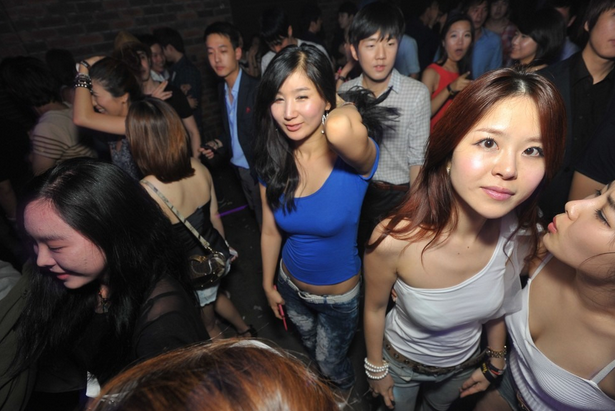 Güney Koreli gençler kendinden geçti - Resim: 1