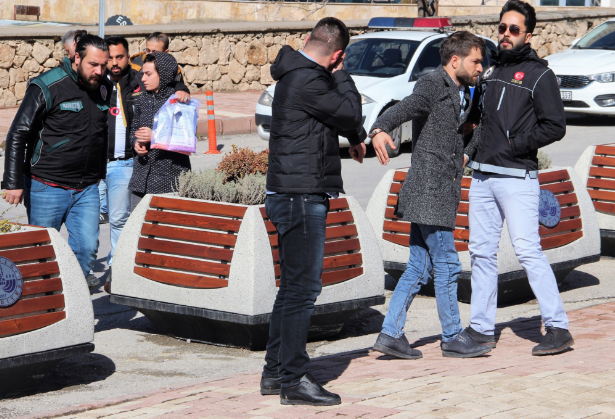 Sütyeninden yüzlercesi çıktı! Polis şok oldu - Resim: 2