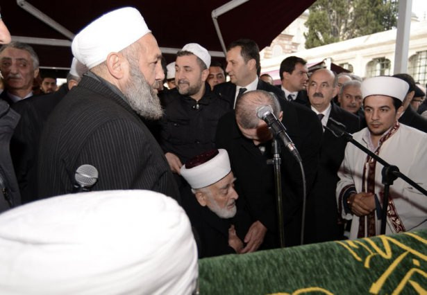 Cumhurbaşkanı Erdoğan,  Saraç hocanın elini öptü - Resim: 3