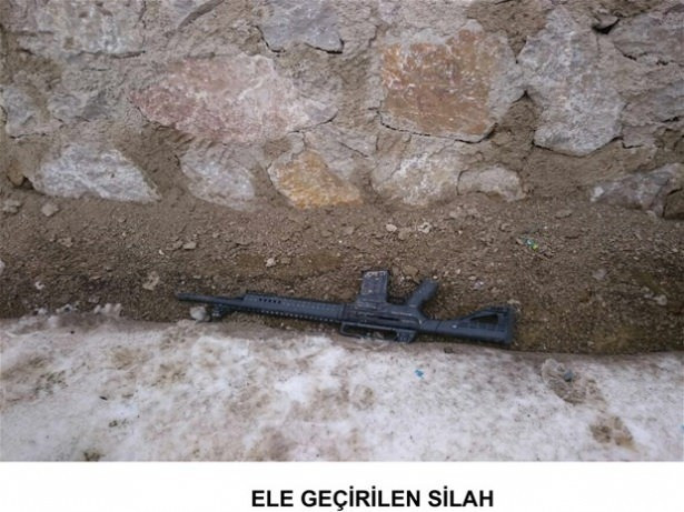  Yüksekova'da PKK'lıların terk ettiği binadan neler çıktı neler! - Resim: 4