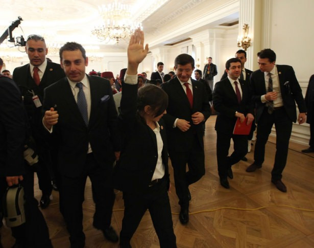 Başbakan Davutoğlu'nun çocuk koruması - Resim: 3