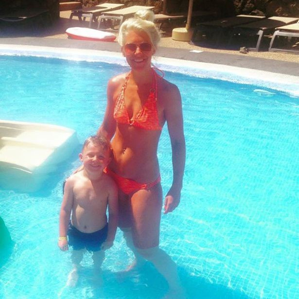 Denizde oynarken ağladı annesi şortu çıkarınca şoke oldu - Resim: 2