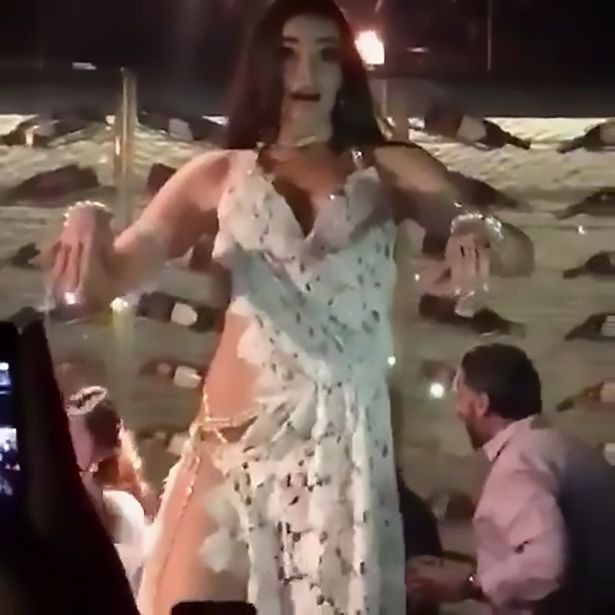 Ülkede olay oldu! 'Çok seksi' diye sınır dışı ediliyor - Resim: 1