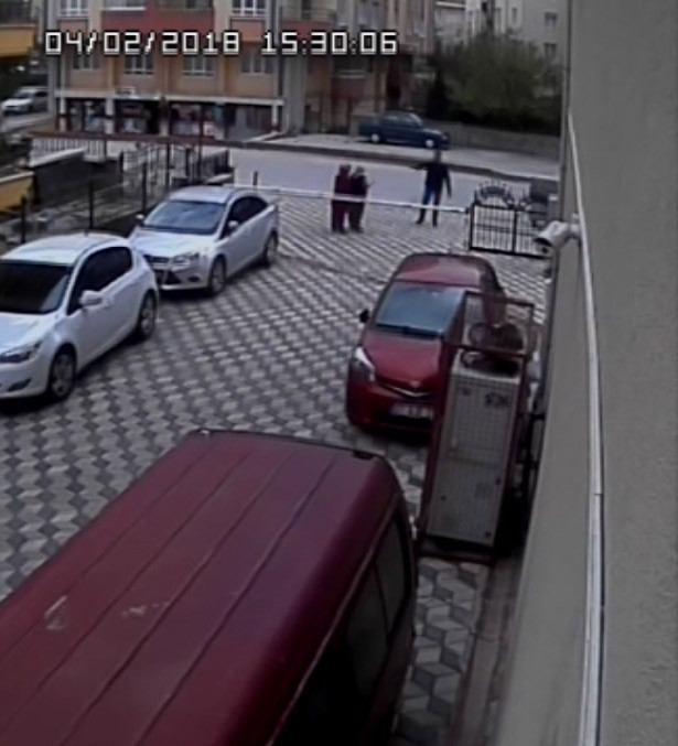 Eşini öldürüp kayınvalidesini yaralama anı kamerada - Resim: 2