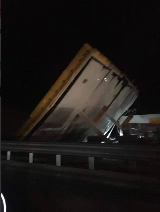 Yunanistan'ı fırıtına vurdu 6 kişi hayatını kaybetti - Resim: 4