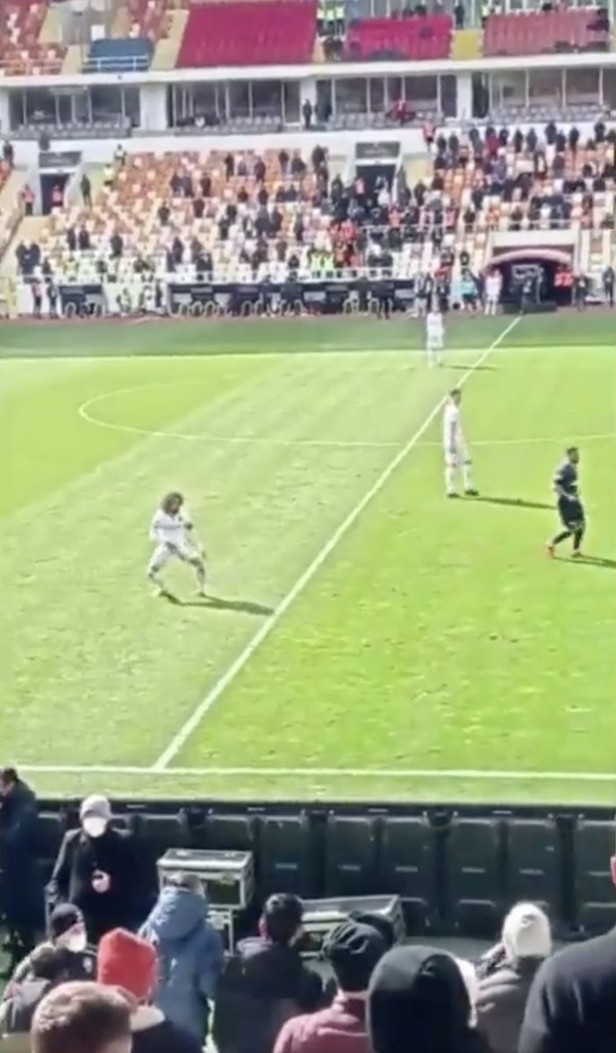 Sadık Çiftpınar'dan taraftara skandal hareket! Süresiz kadro dışı bırakıldı - Resim: 0