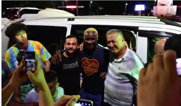 42 yaşındaki Yattara'ya davullu zurnalı karşılama! Yeni adresi şaşırttı - Resim: 0