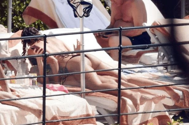 Dua Lipa kız arkadaşıyla havuz başında öyle bir yakalandı ki! - Resim: 4