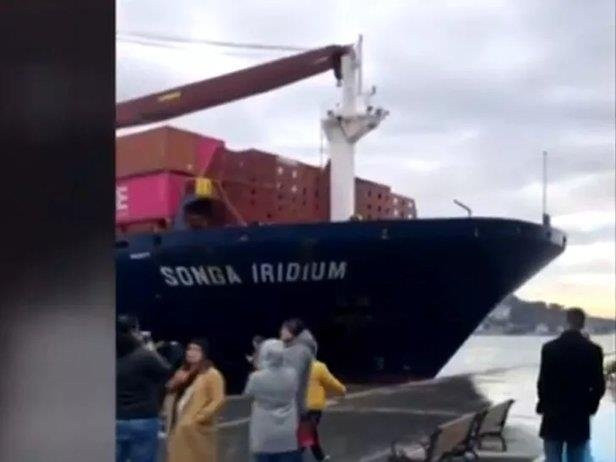 İstanbul'da gemi kazası! Boğaz'da kıyıya çarptı - Resim: 0