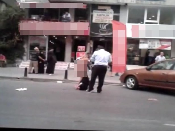 Genç kadın sokak ortasında çırılçıplak soyundu! - Resim: 3
