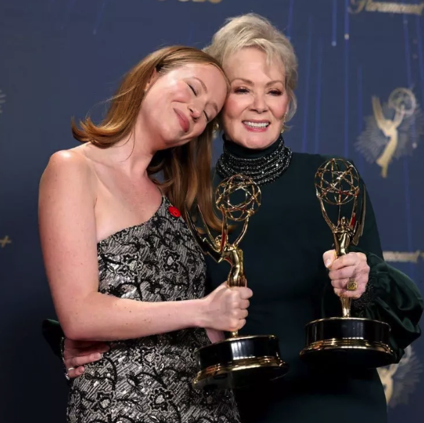 77. Emmy ödülleri sahiplerini buldu: Yahudi oyuncudan sahnede gelen 'Filistin' mesajı salonda alkış kopardı - Resim: 7
