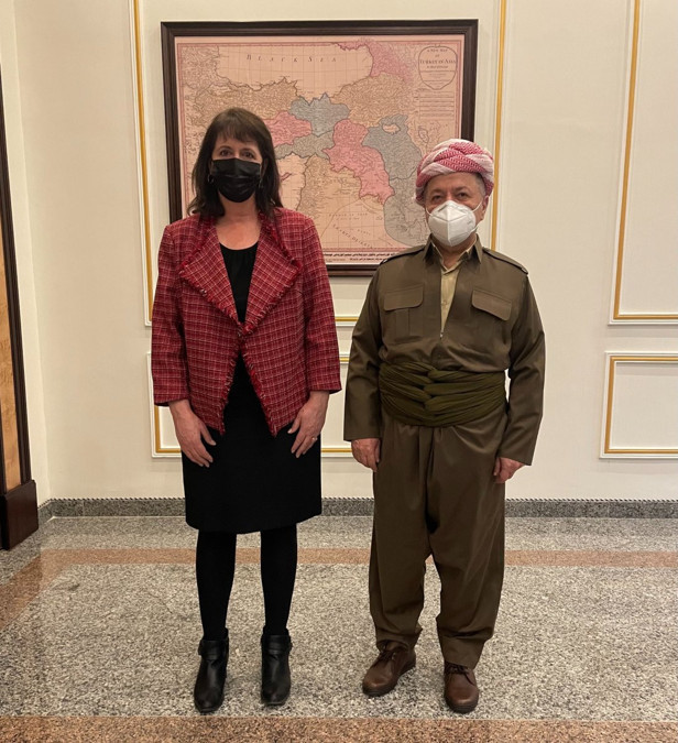 Mesud Barzani'den, Türkiye'nin bölündüğü haritanın önünde poz - Resim: 0