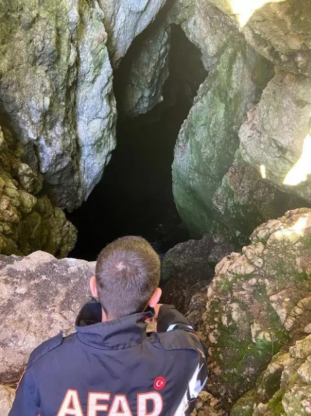 Buz mağarasında korkunç olay! Çukura düştü, cansız bedeni 80 metre derinde bulundu: Küçük çocuğun 'baba' feryadı yürekleri dağladı - Resim: 2