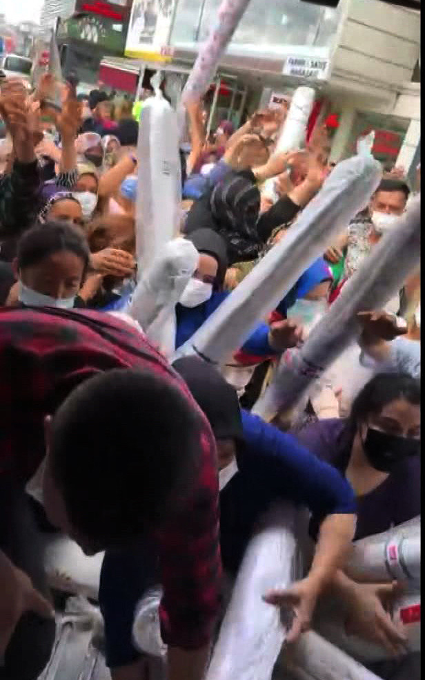 Avcılar'da halı için izdiham çıkardılar! Fiyatının 50 TL olduğunu duyan koşarak geldi - Resim: 2