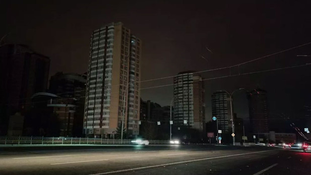 Ukrayna karanlığa gömüldü! Sadece araç ışıkları yandı - Resim: 0