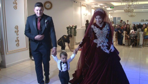 Covid 19 pandemi nedeniyle yapamadıkları düğünü iki sene sonra çocuklarıyla yaptılar - Resim: 0