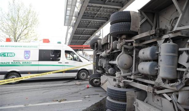 Ankara'da feci kaza: 2 ölü 20 yaralı - Resim: 4