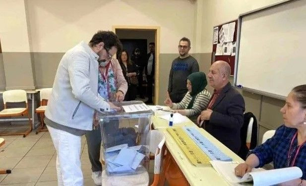 Ünlü isimler 31 Mart yerel seçimleri için sandık başına gitti - Resim: 2