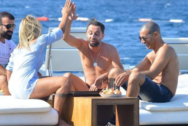 Cengiz İmren tavlada yenildi asistanını önce kucakladı sonra da...  - Resim: 1