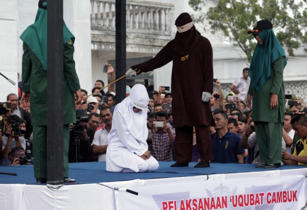 Vahşet! Zina yaptılar sokak ortasında kırbaç yediler - Resim: 1