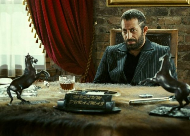 Cem Yılmaz'ın belalısı gözaltına alındı - Resim: 1