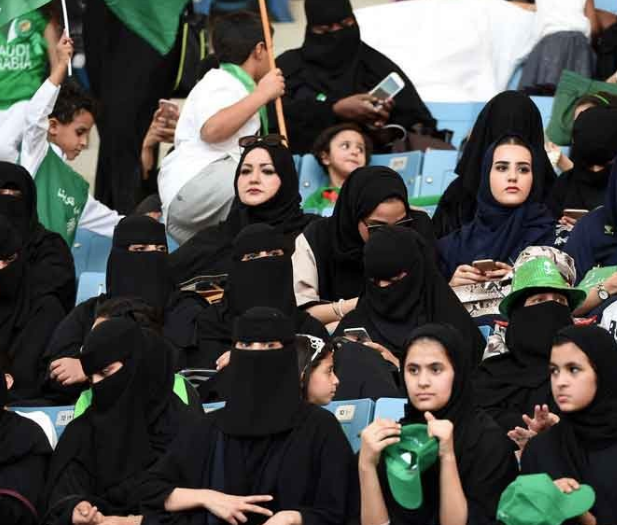 "Kadınlar maça erkek refakatçiyle girebilir" kararı ortalığı karıştırdı - Resim: 3